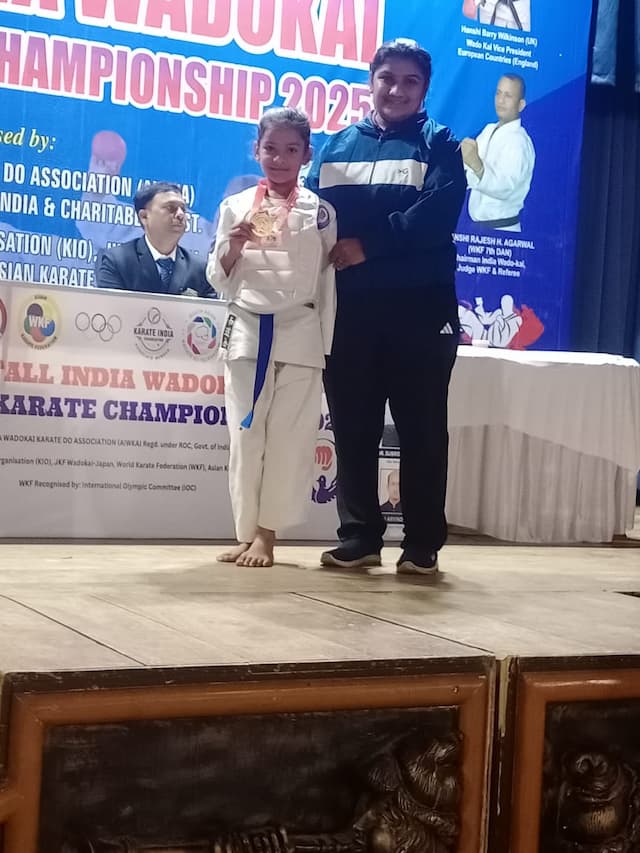 દાર્જિલિંગ ખાતેની રાષ્ટ્રીય કક્ષાની કરાટે સ્પર્ધામાં પ્રતિસ્પર્ધીઓને પરાસ્ત કરી ફાઇટમાં સતત પાંચમી વખત ગોલ્ડ મેડલ તથા કાતામાં બ્રોન્ઝ મેડલ મેળવતી શ્રી શ્રી રવિશંકર વિદ્યામંદિર આણંદની વિદ્યાર્થીની પલ પટેલ*